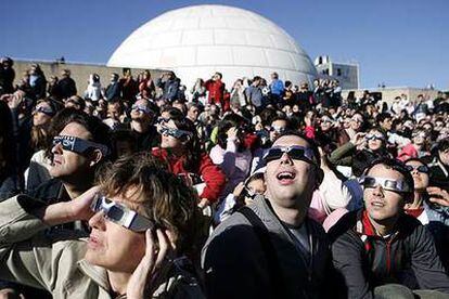 Miles de personas acudieron a observar el eclipse anular al Planetario de Madrid.