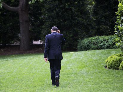 El presidente Barack Obama camina por los jardines de la Casa Blanca.