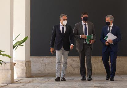 El portavoz del Gobierno andaluz, Elías Bendodo, a la izquierda; el vicepresidente de la Junta, Juan Marín, y el consejero de Hacienda, Juan Bravo, este martes tras la reunión semanal del Consejo de Gobierno en Sevilla.