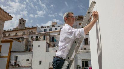 El artista Edmund de Waal mientras escribe sobre una de las paredes del MACE