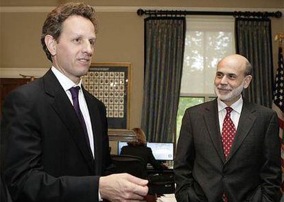 El secretario del Tesoro, Timothy Geithner (izquierda), junto al presidente de la Fed, Ben Bernanke.