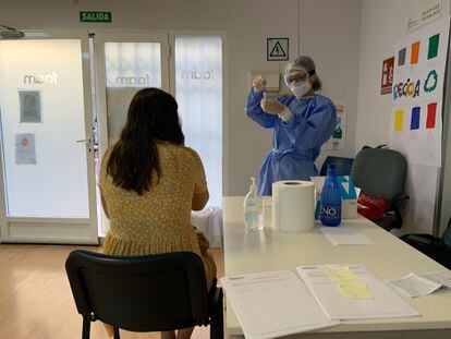 Una enfermera prepara una prueba de diagnóstico de covid-19 en Almería el 9 de septiembre.