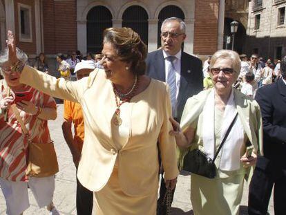 Rita Barberá, alcaldessa en funcions de València, saluda a la sortida de la missa del Corpus a la catedral.