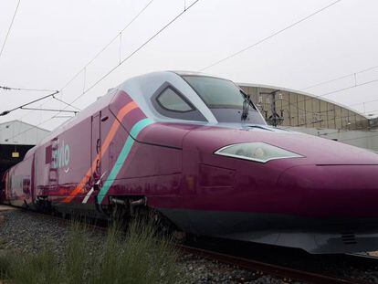 Nuevo tren de alta velocidad Avlo de Renfe, presentado ayer en los talleres de la empresa en Villaseca de la Sagra (Toledo).
