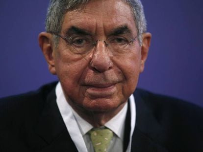 Óscar Arias durante una convención del Nobel de la Paz en 2015