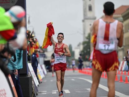 Álvaro Martín, oro, espera este sábado en meta a Diego García Carrera, bronce en los 20 kilómetros marcha.