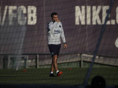 Ernesto Valverde, en la Ciudad Deportiva del Barcelona. 