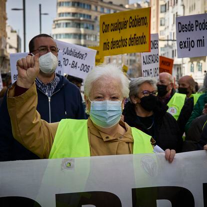 Una persona perteneciente al Movimiento de Pensionistas durante una manifestación, a 12 de febrero de 2022, en Madrid, (España). Los objetivos de esta protesta son reivindicar una subida de las pensiones basada en el IPC real y no en el IPC medio, garantizar que no haya pensiones por debajo del umbral de pobreza y rechazar la privatización del sistema de pensiones, entre otras cuestiones.
12 FEBRERO 2022;MADRID;MANIFESTACIÓN;PENSIONISTAS;MOVIMIENTO DE PENSIONISTAS
Jesús Hellín   / Europa Press
12/02/2022