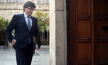 El president de la Generalitat, Carles Puigdemont, arribant a la reunió setmanal de l'Executiu.