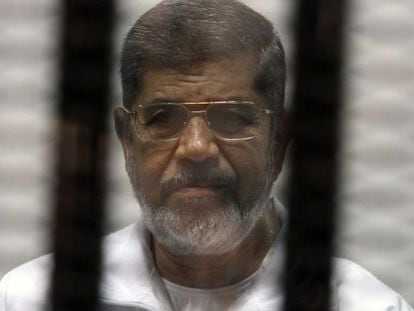 Morsi, durante una vista judicial, el pasado mes de mayo.