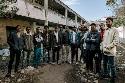 Un grupo de migrantes que vive hacinado en Casablanca. 