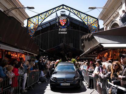 El coche fúnebre de Juan Bayén, el 'Pinotxo', en la entrada del mercado de la Boqueria durante su último homenaje. 

Foto: Gianluca Battista