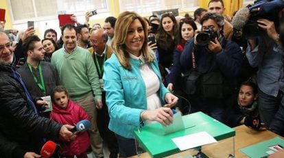 La candidata socialista, Susana Díaz, depositando su voto.