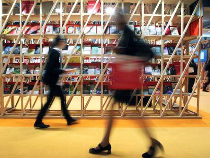 Visitantes pasean por la Feria del libro de Fr&aacute;ncfort.