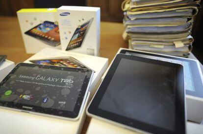 De izquierda a derecha,  Samsung Galaxy Tab 10.1 y la tableta iPad de Apple. 