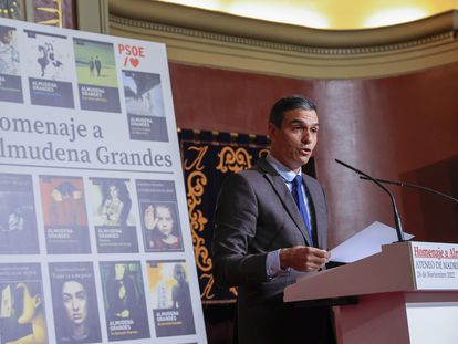 El presidente del Gobierno, Pedro Sánchez, da un discurso durante el homenaje organizado por el PSOE a la escritora Almudena Grandes.