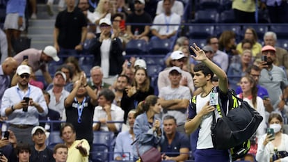 NEW YORK, NEW YORK - SEPTEMBER 07: Carlos Alcaraz of Spain looks waves to the crowd as he leaves the court after retiring early in the second set during his Men�s Singles quarterfinals match against Felix Auger-Aliassime of Canada during on Day Nine of the 2021 US Open at the USTA Billie Jean King National Tennis Center on September 07, 2021 in the Flushing neighborhood of the Queens borough of New York City. Matthew Stockman/Getty Images/AFP
== FOR NEWSPAPERS, INTERNET, TELCOS & TELEVISION USE ONLY ==