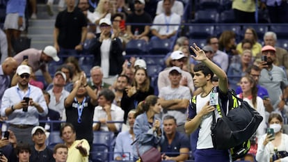 NEW YORK, NEW YORK - SEPTEMBER 07: Carlos Alcaraz of Spain looks waves to the crowd as he leaves the court after retiring early in the second set during his Men�s Singles quarterfinals match against Felix Auger-Aliassime of Canada during on Day Nine of the 2021 US Open at the USTA Billie Jean King National Tennis Center on September 07, 2021 in the Flushing neighborhood of the Queens borough of New York City.   Matthew Stockman/Getty Images/AFP
== FOR NEWSPAPERS, INTERNET, TELCOS & TELEVISION USE ONLY ==