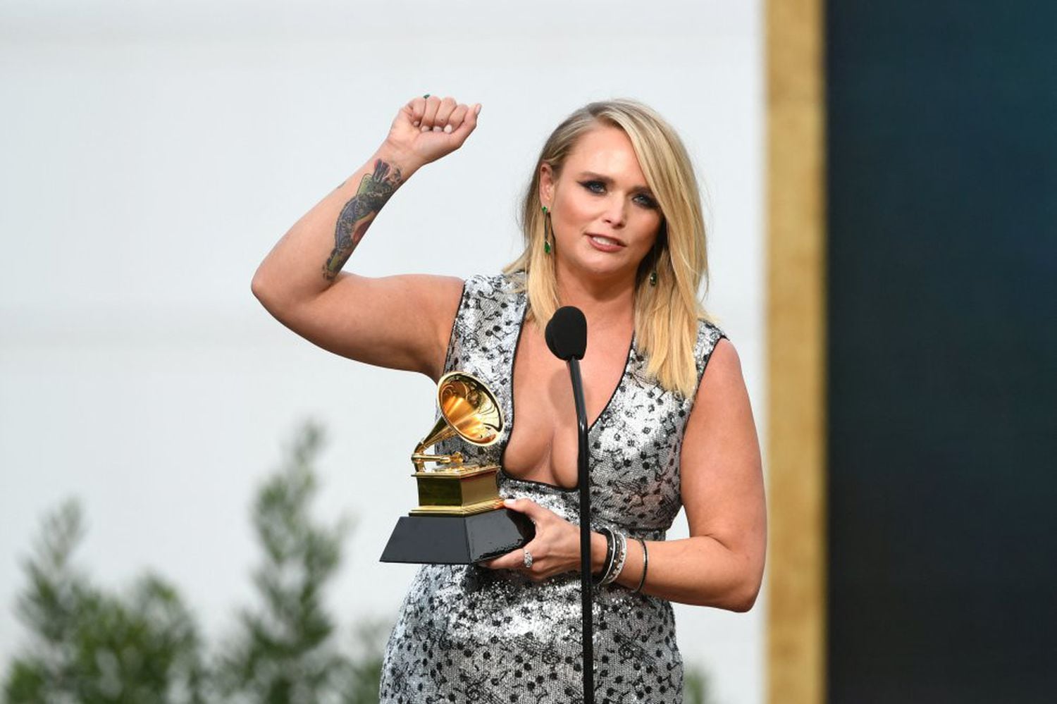 La cantante de country estadounidense Miranda Lambert acepta el premio al Mejor Álbum Country por 'Wildcard'.