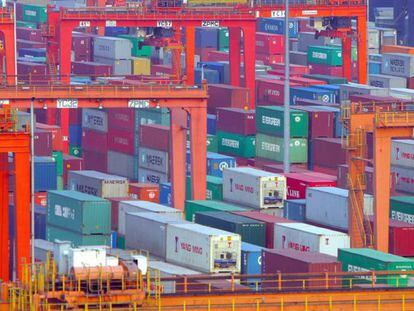 Decenas de contenedores en el puerto chino de Yantian. 