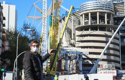 El 'youtuber' Javier Caireta este viernes durante la grabación de su vídeo con la actualización de las obras del Santiago Bernabéu.