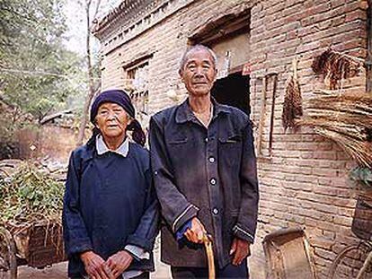 Campesinos de la provincia de Henan (China) cuyo hijo murió por la epidemia de sida.