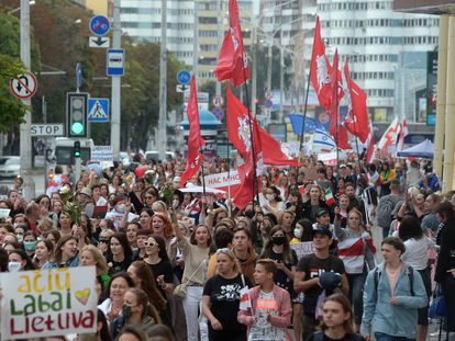Manifestación de mujeres contra Lukashenko, este sábado en Minsk.