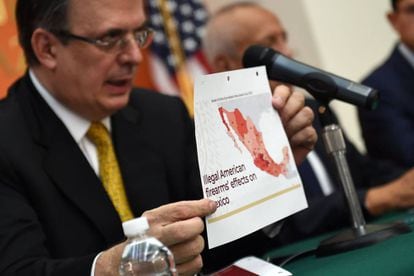 Ebrard muestra un mapa sobre el impacto de armas ilegales en México durante una conferencia de prensa en septiembre 2019.