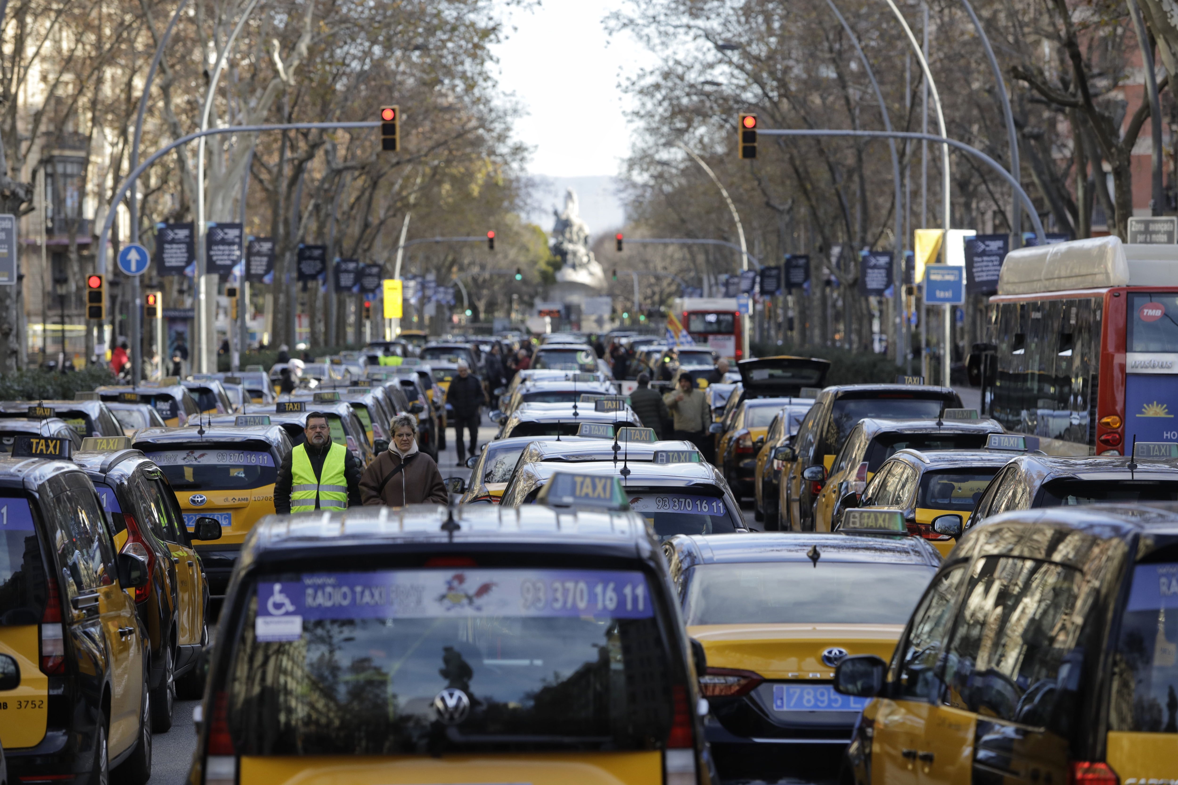 Cientos de taxis, este jueves en la Gran Via de Barcelona.