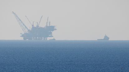 Barco de la Armada israelí junto a una plataforma de producción del yacimiento de gas natural Leviatán, en el Mediterráneo, cerca de Nahsholim (norte de Israel).