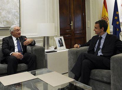 El presidente del Gobierno, José Luis Rodríguez Zapatero, durante su reunión con el presidente del FMI, Dominique Strauss- Kahn