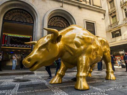 Una réplica del toro de Wall Street figura en la puerta de la Bolsa de 
 São Paulo. 