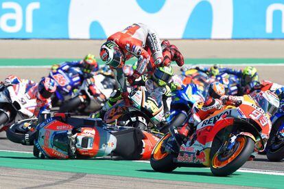 El piloto español Jorge Lorenzo cae en la carrera de MotoGP del Gran Premio de Aragón celebrado en el circuito de Alcañiz (Teruel).