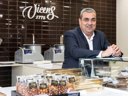 Ángel Velasco, propietario de Torrons Vicens, en la tienda del paseo del Prado de Madrid, el pasado miércoles.