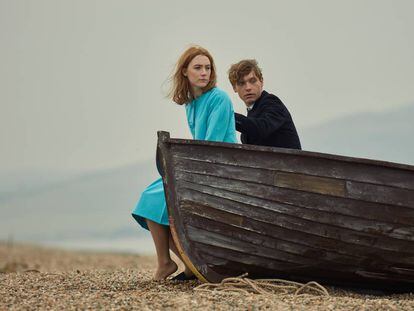 Saoirse Ronan y Billy Howle, en 'En la playa de Chesil'.