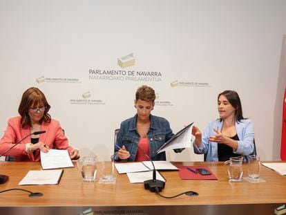 Uxue Barkos, María Chivite y Begoña Alfaro, durante la firma este martes en el Parlamento de Navarra del pacto de gobierno.