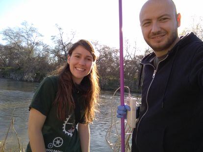 Los ambientólogos Raquel Dafouz y Andreu Rico, tomando muestras en el Manzanares.