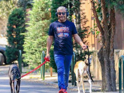 El presentador Jorge Javier Vazquez paseando por Madrid a dos de sus galgos el pasado sábado.