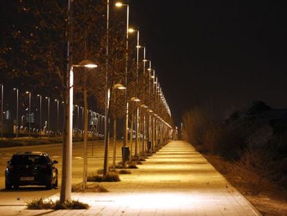 Una de las calles del barrio de Valdebebas durante la noche. 