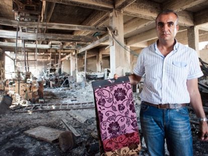 El empresario sirio Mohamed Hayani muestra su f&aacute;brica en Alepo, destrozada por los combates en agosto