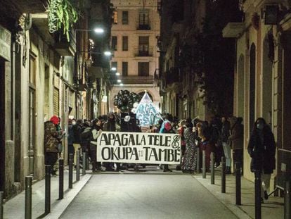 “Apaga la tele y okupa tú también”, reza la pancarta de unos okupas que se manifestaban en Barcelona a inicios de 2021. 