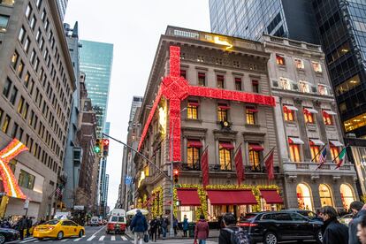 Iluminación y decoración navideña en una de las calles de Nueva York.