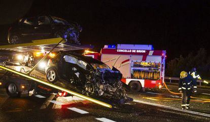 La gr&uacute;a retira uno de los coches accidentados.