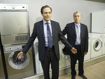 Jorge Paraldé, administrador de CNA Corporación, y Francisco Martín, director general de Cata, en julio de 2014, dan detalles de su oferta por Fagor Electrodomésticos.