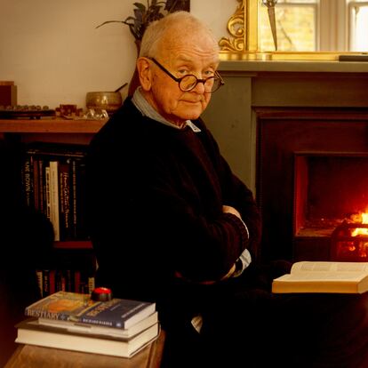 El neurocirujano Henry Marsh, retratado en su casa en Wimbledon, al sur de Londres.