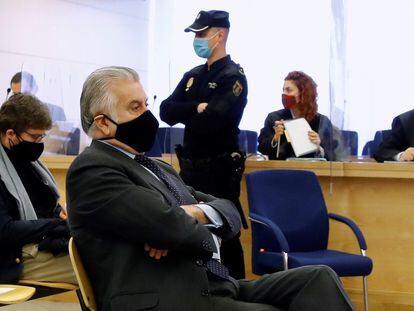 En primer plano, el extesorero del PP Luis Bárcenas, en la primera sesión del juicio de los "papeles de Bárcenas" en la Audiencia Nacional en febrero.