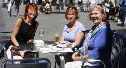 Kan Fossum, Sissel Monses y Sletvold Liv, turistas noruegas, en la plaza de Ópera.