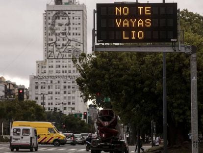 Un mensaje de apoyo a Messi en los paneles digitales de tr&aacute;fico en Buenos Aires. 