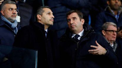 Khaldoon Al Mubarak, presidente del City, y Ferran Soriano, director ejecutivo, durante un partido del club de Manchester. 