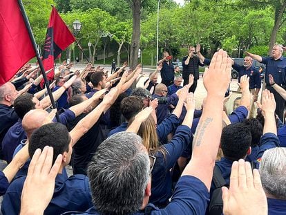 Falangistas durante el primer homenaje ante la nueva tumba de José Antonio Primo de Rivera, en el cementerio de San Isidro de Madrid, este sábado.